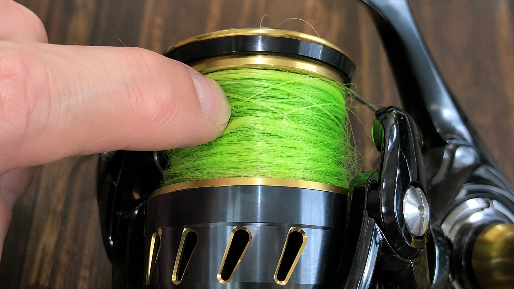 テンション不足でスプールにフワフワに巻かれたダメな状態
