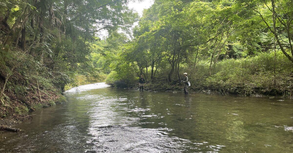 ナオとオガが並んで釣りをしている風景